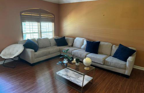 4BR 2BA Family Home On a Lake - Foto 32