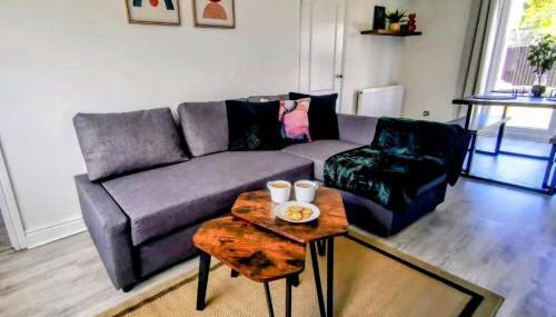 No 7 - Bright, Spacious 3 Bed Home with Parking & WiFi - Foto 2