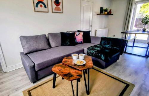 No 7 - Bright, Spacious 3 Bed Home with Parking & WiFi - Foto 2