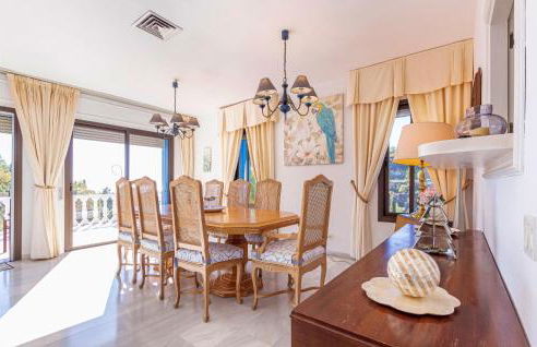 Lilia Barajas - Photo 6