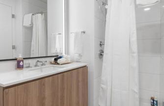 Lux Apts with Lake Views and Top Amenities - Foto 4