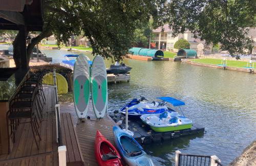 Best of Lake Conroe - Sleeps 16 - Lakefront Memories - Photo 2