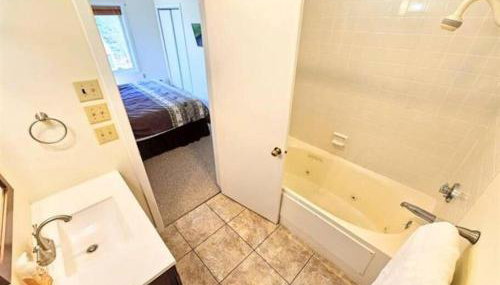 Mt Snow Condo with Pool Mountain Views Half Mile to Mtn - Foto 5