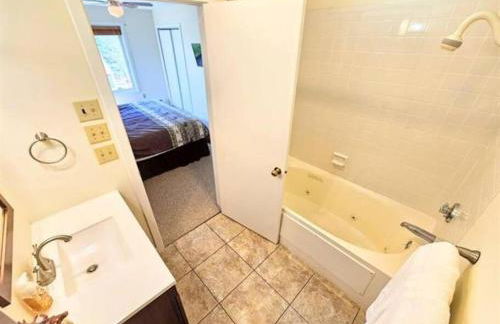 Mt Snow Condo with Pool Mountain Views Half Mile to Mtn - Photo 5