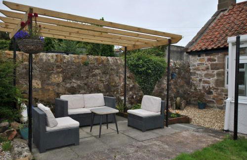 Carpenters Cottage- coastal stay with garden - Foto 5