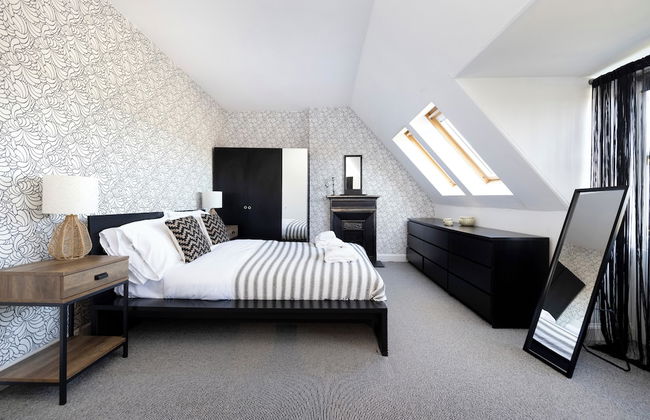 Delightful 3-bed Flat with Parking - Foto 9