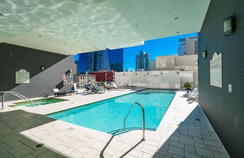 Cityscape Elegance with Water Views - Foto 50