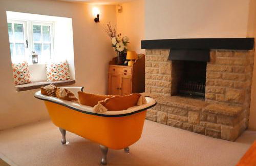 Beautiful Character 5 Bedroom Dorset Thatched Cottage - Great Location - Garden - Parking - Fast WiFi - Smart TV - Newly decorated - sleeps up to 10! Only 18 mins drive to Sandbanks Beach! Close to Bournemouth & Poole - Photo 11