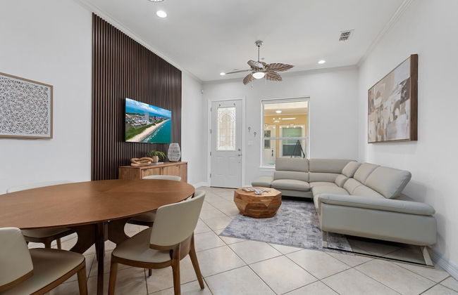 Modern Ground flr Condo 1/2 Block to Beach w Pool! - Foto 10