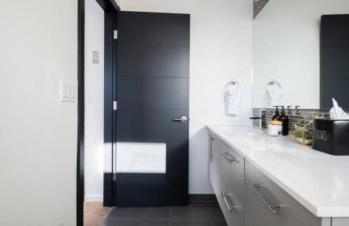 Walk to Restaurants from a Designer Cap Hill Home - Foto 24