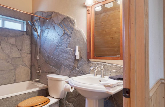 Pinetree Place by Avantstay Group Cabin w/ Hot Tub Minutes to the Lake - Photo 51