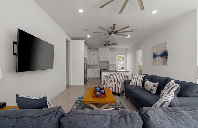 Brand NEW Expansive Coastal Home w/ Custom Furnishings Sleeps 15 - Foto 20