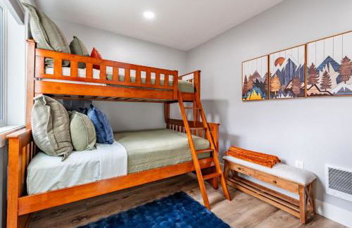 Spacious 3BR Home Sleeps 8 Private Backyard - Foto 9