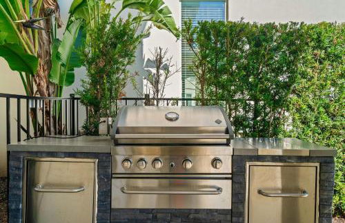 Epic Playhouse Getaway - Castle & Superhero Bunks Theater Private Pool No Rear Neighbors - Foto 63