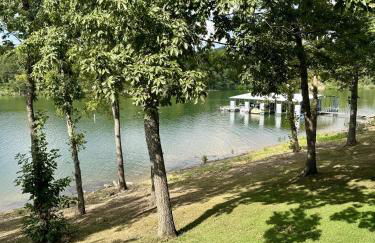 Lakefront Condo A-1 with Large Balcony - Foto 20