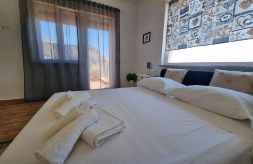 CITY HOUSE & FREE PARKING by Perry-Holiday moderno, panoramico e comodo fino a 6 ospiti - Foto 24