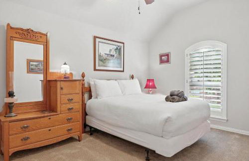 Lewisville Luxe Pool Getaway - Patio BBQ TV Room - Foto 36