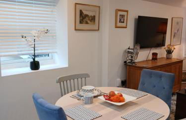 Luxury 1 bed apartment close to Airport and Exhibition centre ideal for short long term stays very cosy nicely furnished for comfort with all mod cons FreeParking on site Free WIFI - Foto 24