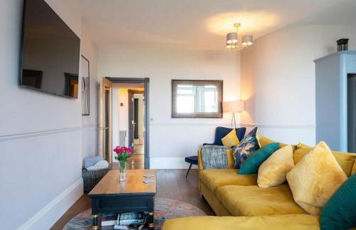 Warm Beachfront Getaway with Winter Ocean Views & Parking - Foto 14