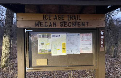 Cabin in the woods with fire pit and porch - Foto 9