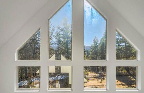 Rustic cabin charm w/ hot tub, arcade basketball - Foto 25