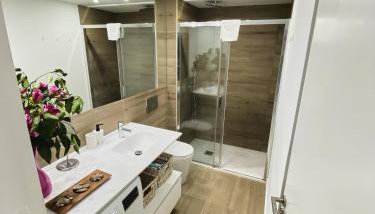 Central Market Deluxe Apartments - Photo 5, Shower