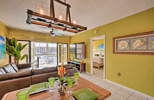 Relaxing Waterfront 2-Story Retreat with Pool Access - Foto 10