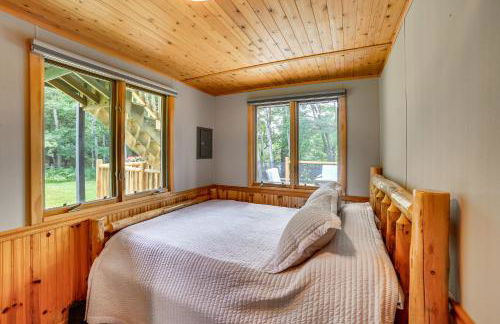 Pembine Cabin with Expansive Yard, Fire Pit and Grill! - Foto 11