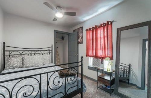 Cozy retreat minutes from stadiums - Photo 3