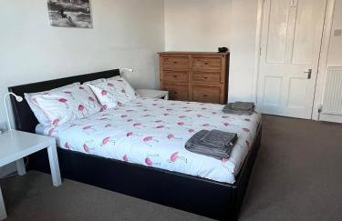 Spacious 2 bedroom flat nearby train and bus station - Foto 28