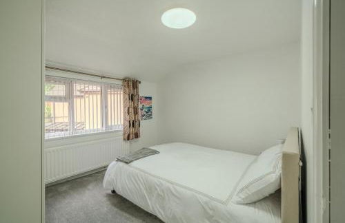 Modern 4-Bed Retreat in Prestwich, Perfect for Weekend Getaways - Foto 5