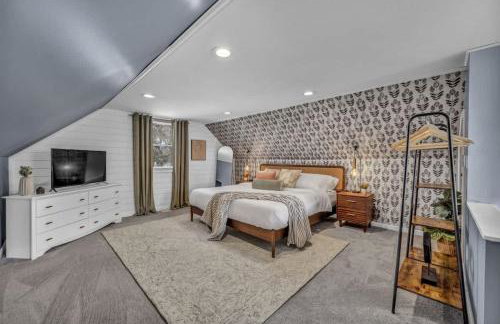 Swim and Relax In our Pool and Hot Tub and Recently Renovated - Photo 3