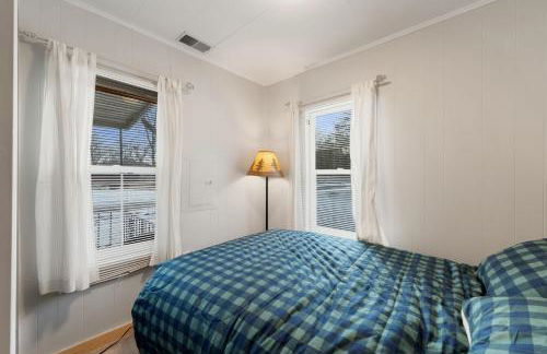 Cozy 3BR Cabin With Hot Tub on Nippersink Creek - Photo 45