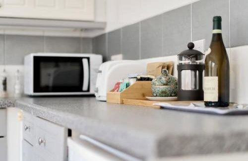 Experience Surrey 2Bed Home in Walton with Parking - Pass the Keys - Foto 9