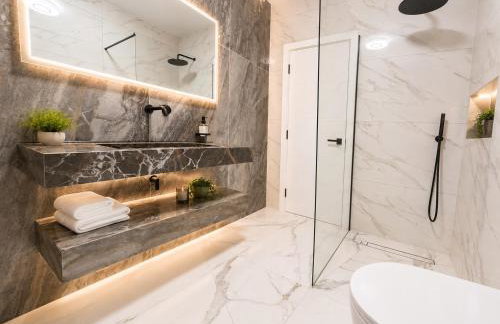 Luxurious & Elegant 6-Bed House - Photo 11