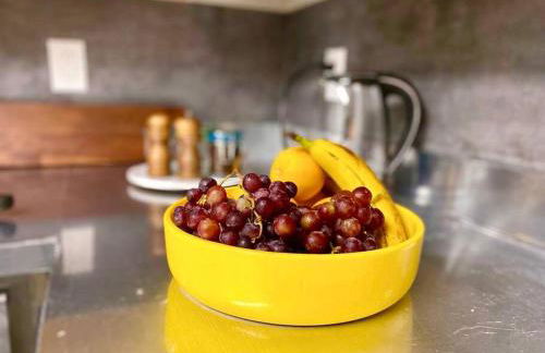 Rustic Luxe Loft , A King Bed Hideout with Edge - Foto 9