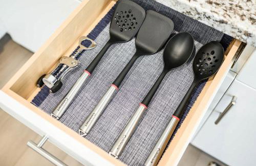 Spacious 5BR Getaway w Game Room & Modern Comfort - Photo 9