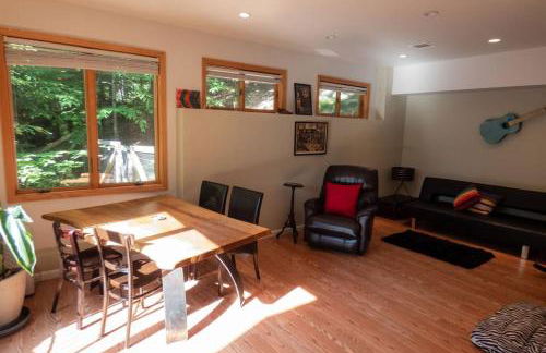 Whimsical Lakefront Chalet - Foto 6