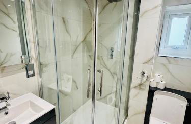 Luxury 5BR Stay With City Access - Photo 79