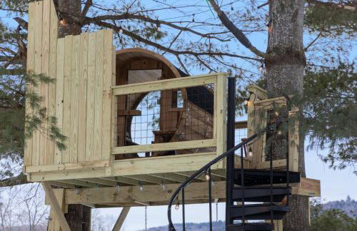 Designer A-Frame Treehouse with hot tub on river - Foto 41