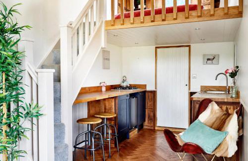 Extraordinary Huts Ltd - Photo 82