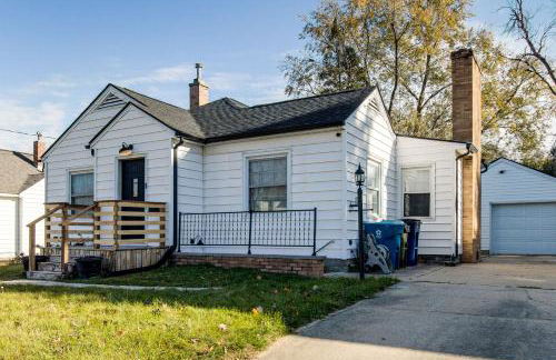 Updated and Charming! Waterloo Home with Patio - Foto 25