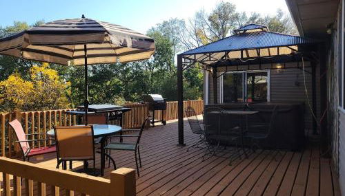 Lewis And Clark Hideaway SD side hot tub 2 min lake - Photo 2