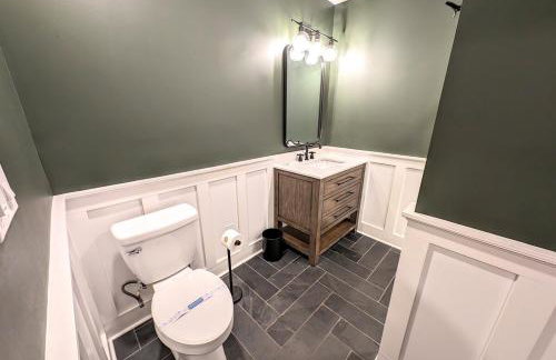 Luxurious Lake Retreat with Hot Tub and Walk to Beach - Foto 10