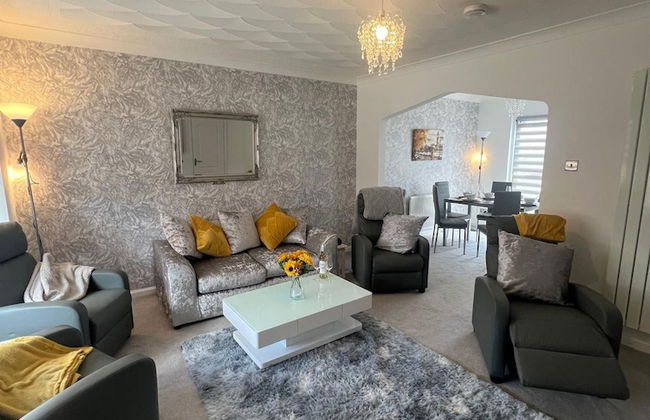 Ayr Refurbished May 2024 3 Bedroom 140m2 Detached House With Private Gardens - Photo 1