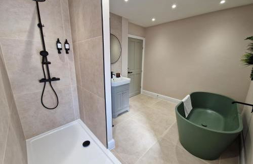 Stylish and Modern 7 Bedroom house near Brecon Beacons - Photo 23