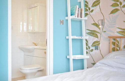 Princes Esplanade-Beachfront House with Balcony a stone throw from Gurnard Beach - Foto 25