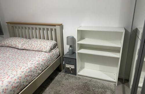 Modern 2 bedroom flat with Sky TV & free parking - Foto 11