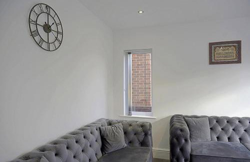 Comfortable 3-Bed Home - Driveway Parking - Foto 40