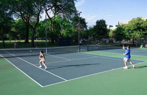 Northside FAMLYNEST Lincoln Sq 4BR 2BA 2P Rare find - Photo 42